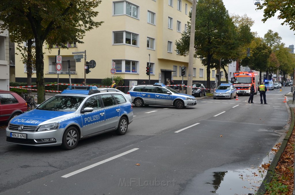 Attentat auf Fr Reker Koeln Braunsfeld Aachenerstr Wochenmarkt P08.JPG - Miklos Laubert